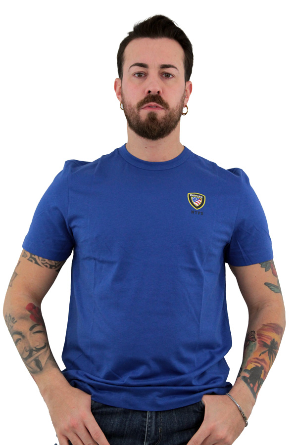 blauer t-shirt