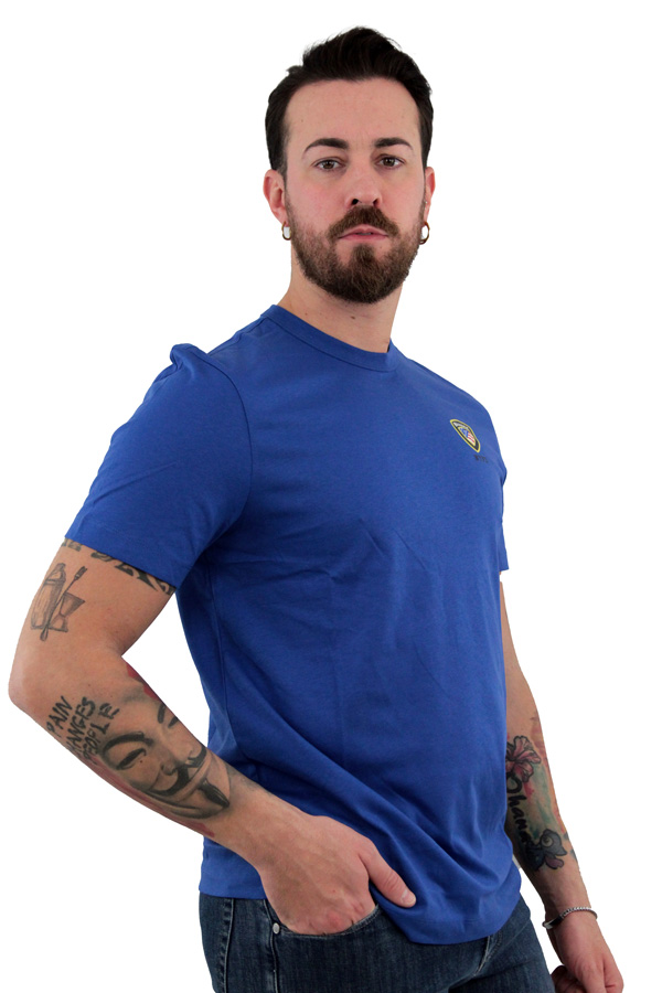 blauer t-shirt